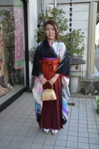 ご卒業、おめでとうございます。袴のお着付をしました。