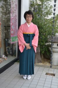 小学校の卒業式。先生の袴のお着付をしました。