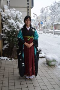 雪の卒業式！おめでとうございます。袴のお着付しました。