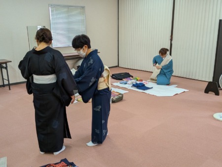 お盆明け、元気に着付教室開催
